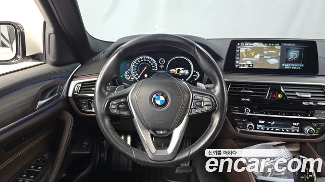 BMW 5-Series 2018 — photo 19
