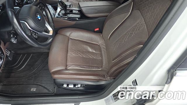 BMW 5-Series 2018 — photo 25