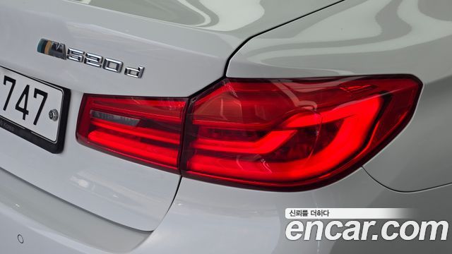 BMW 5-Series 2018 — photo 9