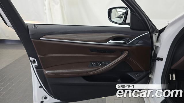 BMW 5-Series 2018 — photo 14