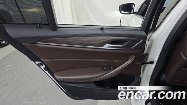 BMW 5-Series 2018 — photo 15