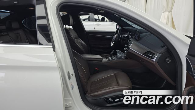 BMW 5-Series 2018 — photo 16