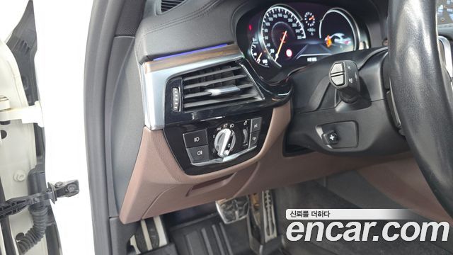 BMW 5-Series 2018 — photo 27