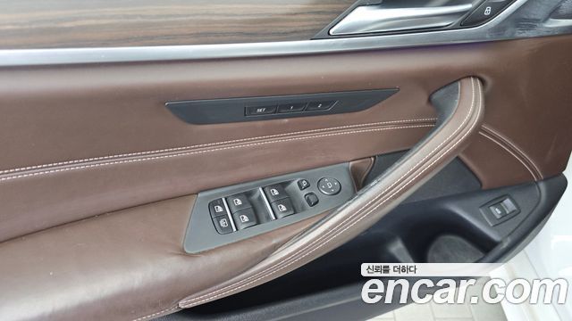 BMW 5-Series 2018 — photo 29