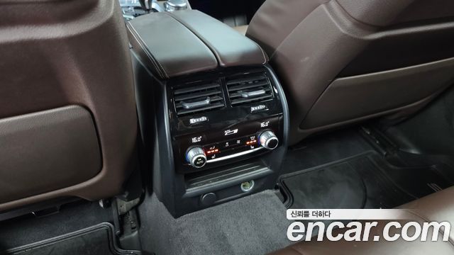BMW 5-Series 2018 — photo 31