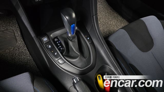Hyundai Veloster 2018 — photo 12