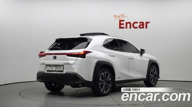Lexus UX 2019 — photo 2