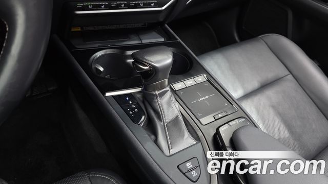 Lexus UX 2019 — photo 12
