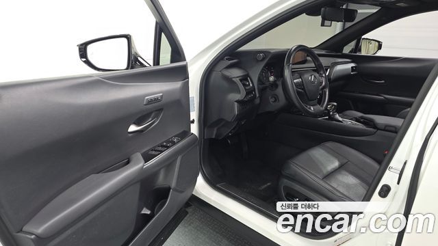 Lexus UX 2019 — photo 13
