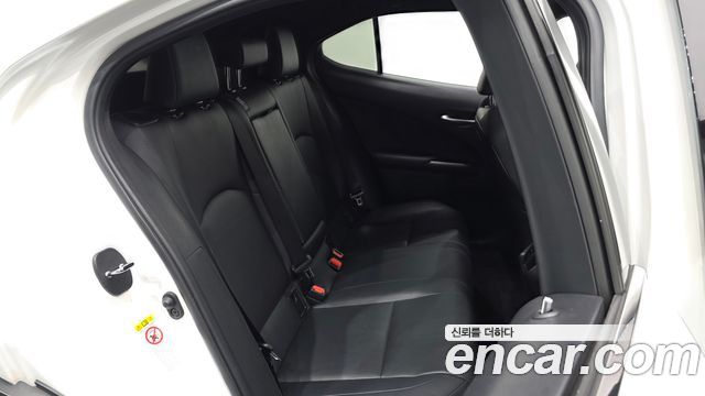 Lexus UX 2019 — photo 17