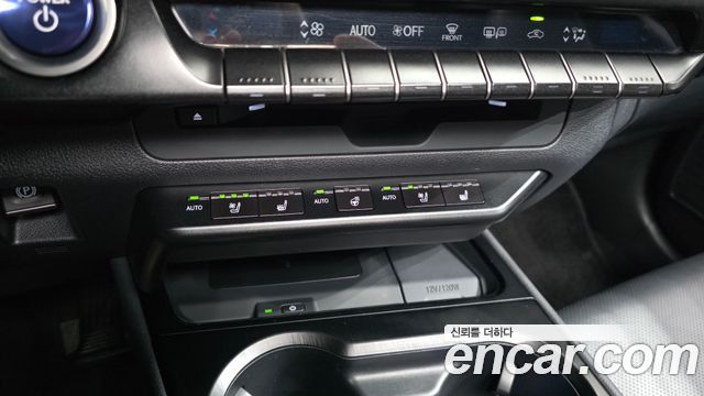 Lexus UX 2019 — photo 21