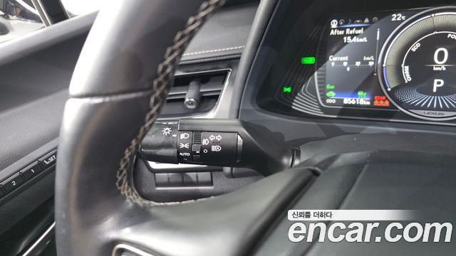 Lexus UX 2019 — photo 24
