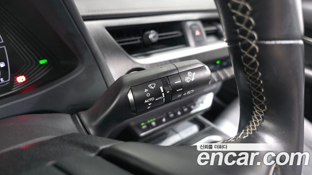 Lexus UX 2019 — photo 25