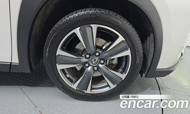 Lexus UX 2019 — photo 7