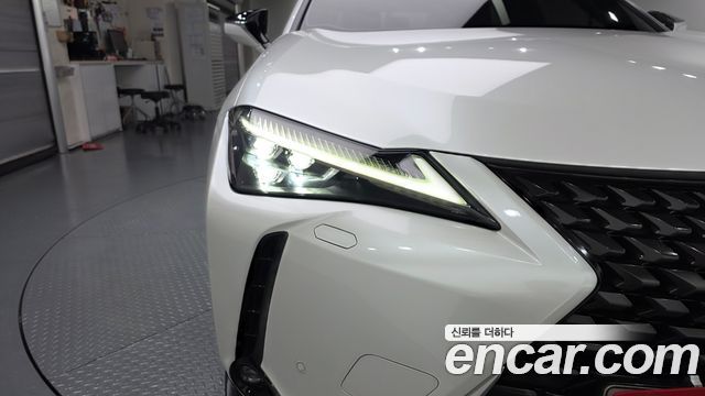 Lexus UX 2019 — photo 8