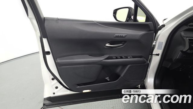 Lexus UX 2019 — photo 14