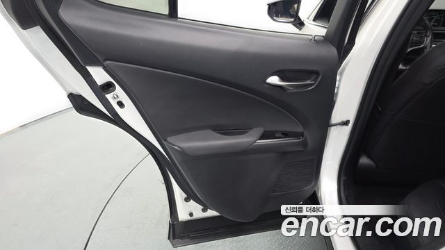 Lexus UX 2019 — photo 15