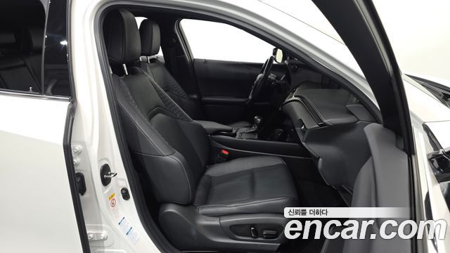Lexus UX 2019 — photo 16