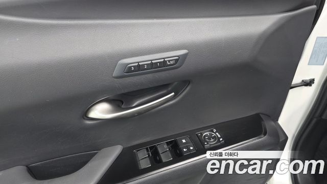 Lexus UX 2019 — photo 28