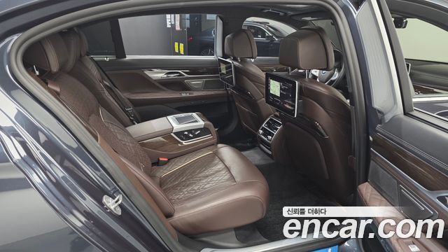 BMW 7-Series 2020 — photo 28