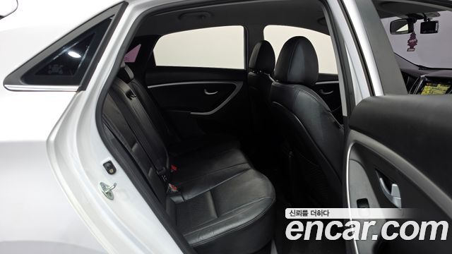 Hyundai i30 2016 — photo 17