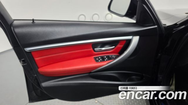 BMW 3-Series 2019 — photo 14