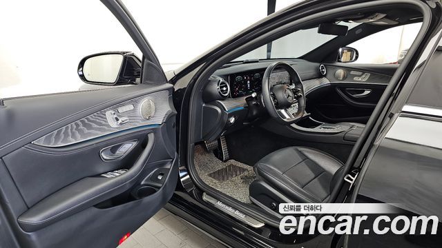 Mercedes-Benz E-Class 2022 — photo 10