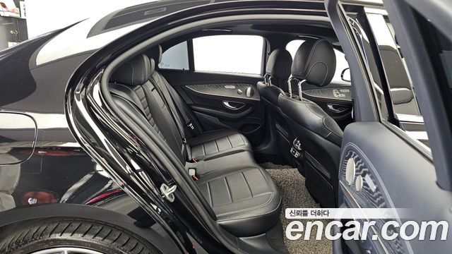 Mercedes-Benz E-Class 2022 — photo 12