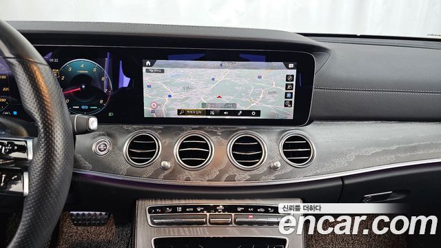 Mercedes-Benz E-Class 2022 — photo 14