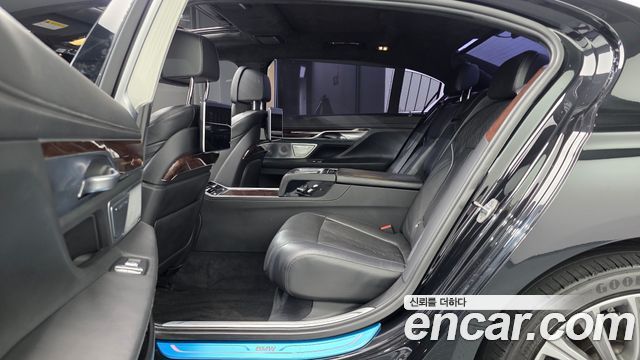 BMW 7-Series 2016 — photo 12