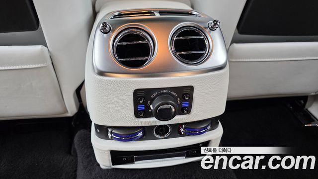 Rolls-Royce Ghost 2019 — photo 19