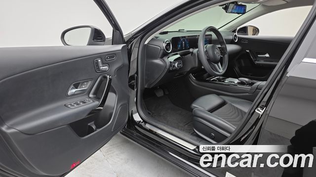 Mercedes-Benz A-Class 2020 — photo 10