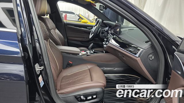 BMW 5-Series 2021 — photo 11