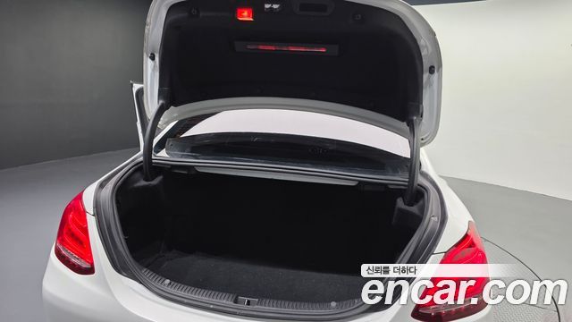 Mercedes-Benz C-Class 2018 — photo 31