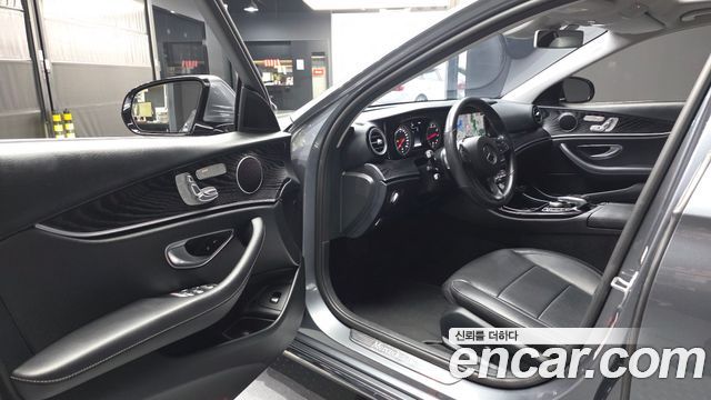 Mercedes-Benz E-Class 2018 — photo 13