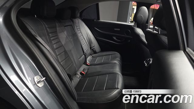 Mercedes-Benz E-Class 2018 — photo 18