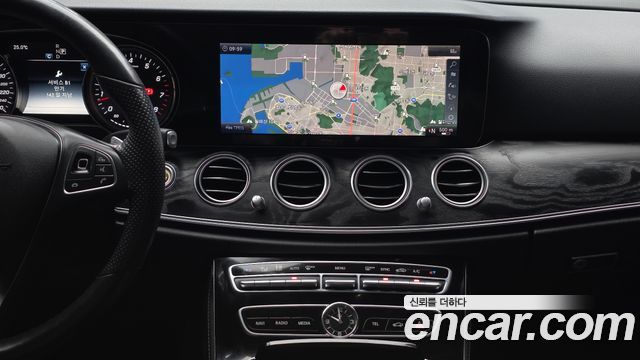 Mercedes-Benz E-Class 2018 — photo 20