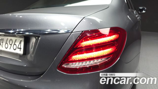 Mercedes-Benz E-Class 2018 — photo 9