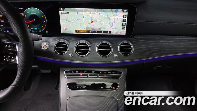 Mercedes-Benz E-Class 2022 — photo 24