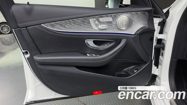 Mercedes-Benz E-Class 2022 — photo 14