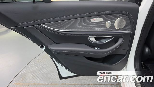 Mercedes-Benz E-Class 2022 — photo 15