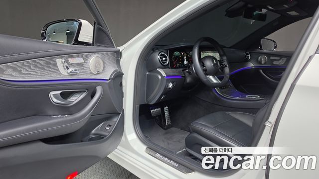 Mercedes-Benz E-Class 2022 — photo 16