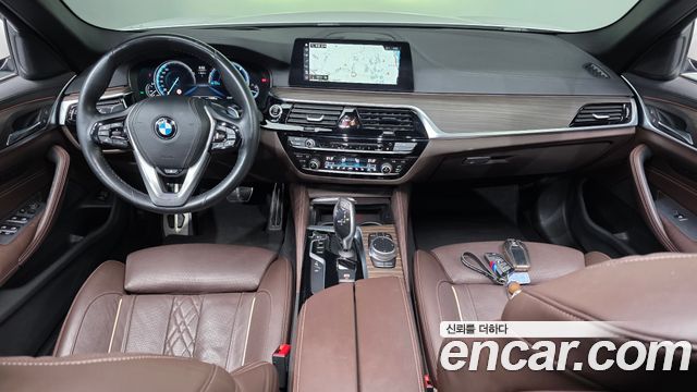 BMW 5-Series 2018 — photo 10