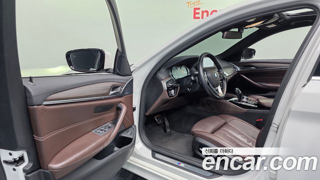 BMW 5-Series 2018 — photo 13