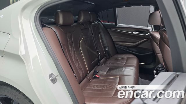 BMW 5-Series 2018 — photo 17
