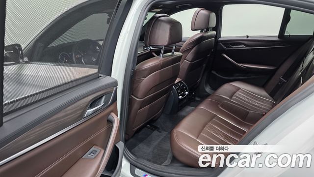BMW 5-Series 2018 — photo 18