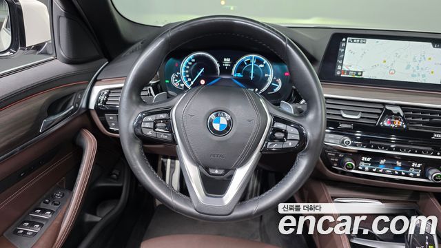 BMW 5-Series 2018 — photo 19