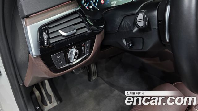 BMW 5-Series 2018 — photo 24