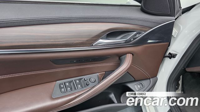 BMW 5-Series 2018 — photo 26