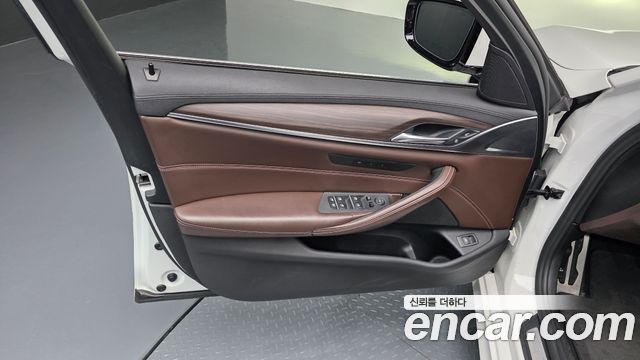 BMW 5-Series 2018 — photo 14